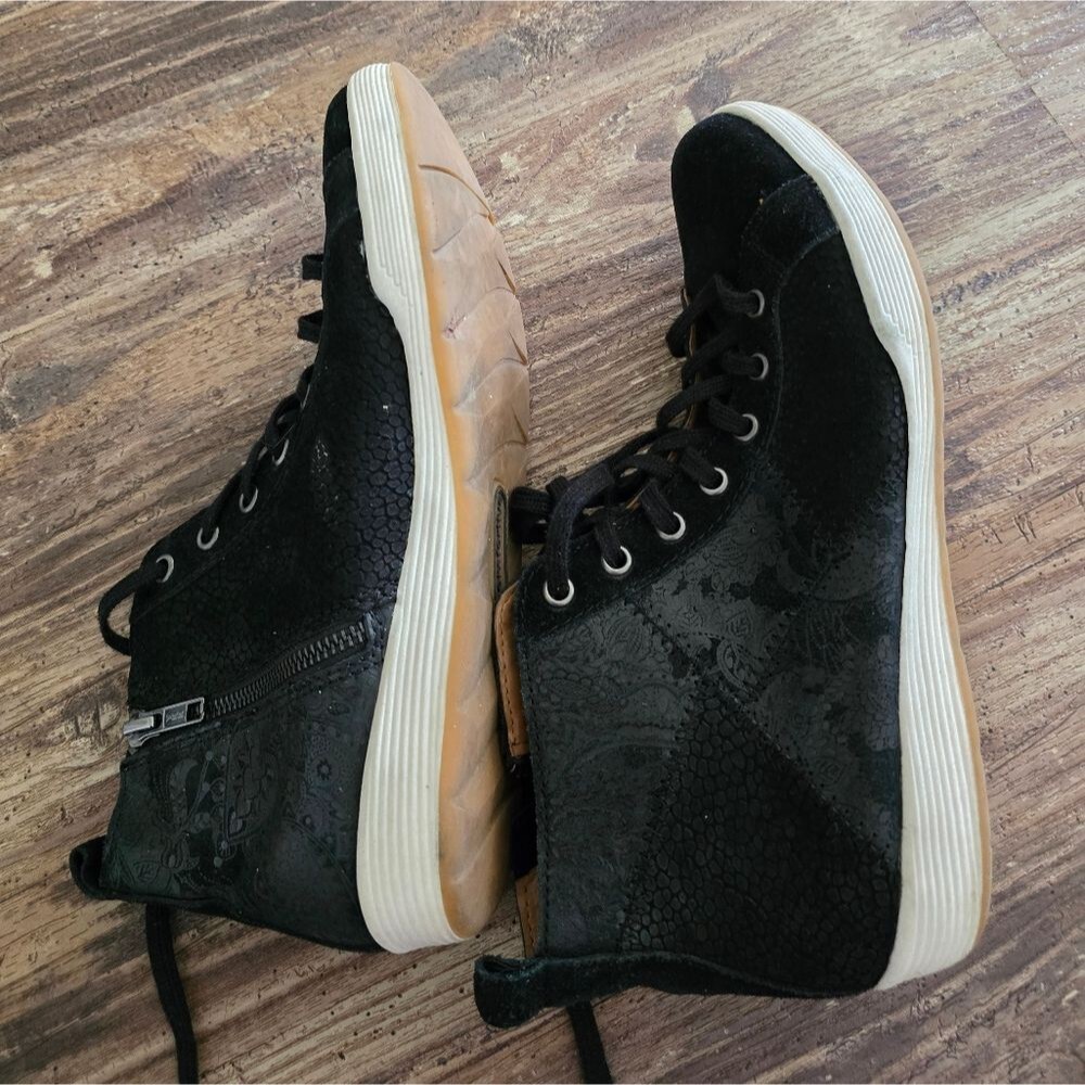 Comfortiva Size 9M High Top Sneakers With Side Zip Very Goth/2 Patterns Of Black